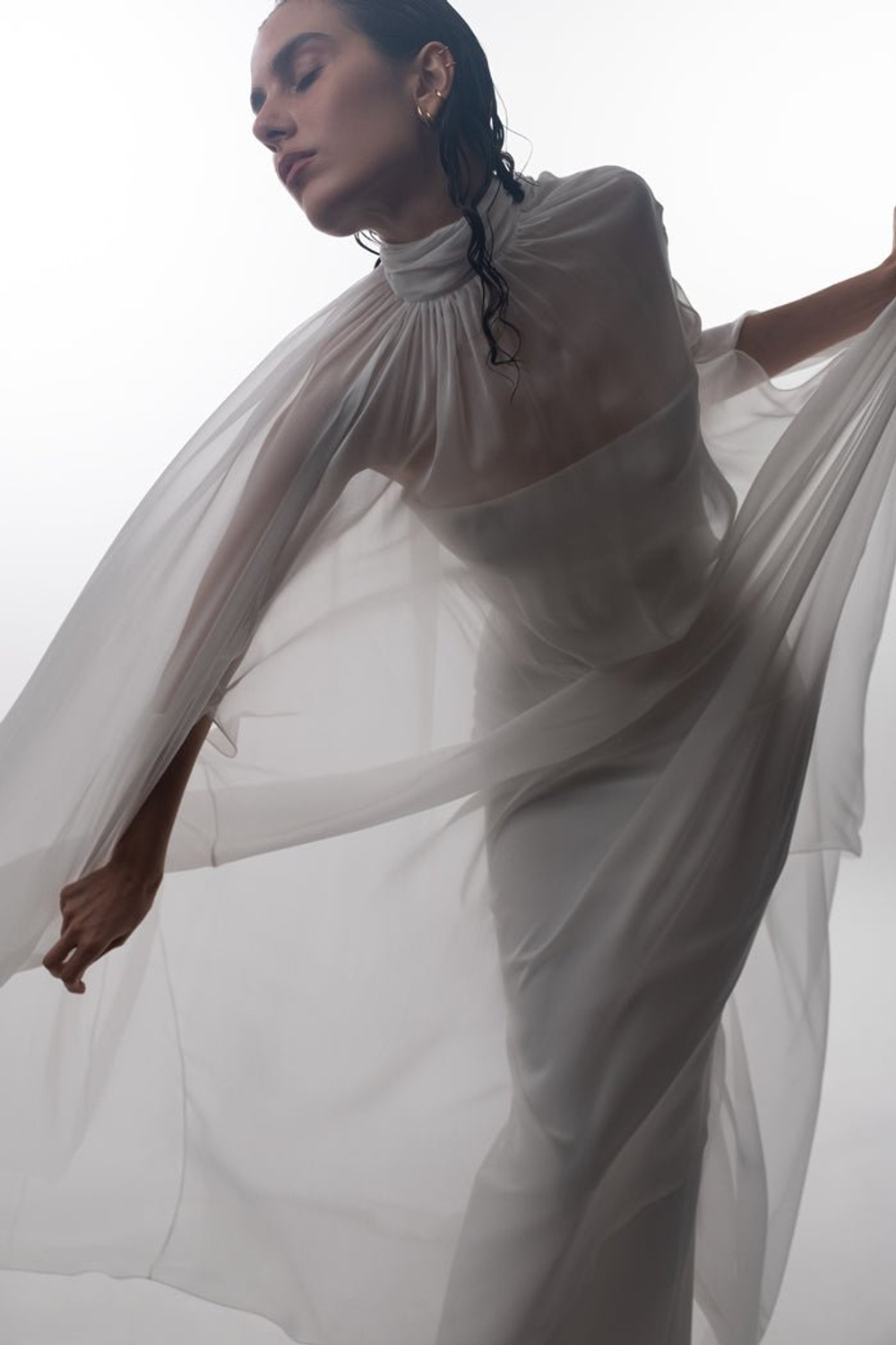 Платье макси корсетное из крепа и шифона с объемным кейпом