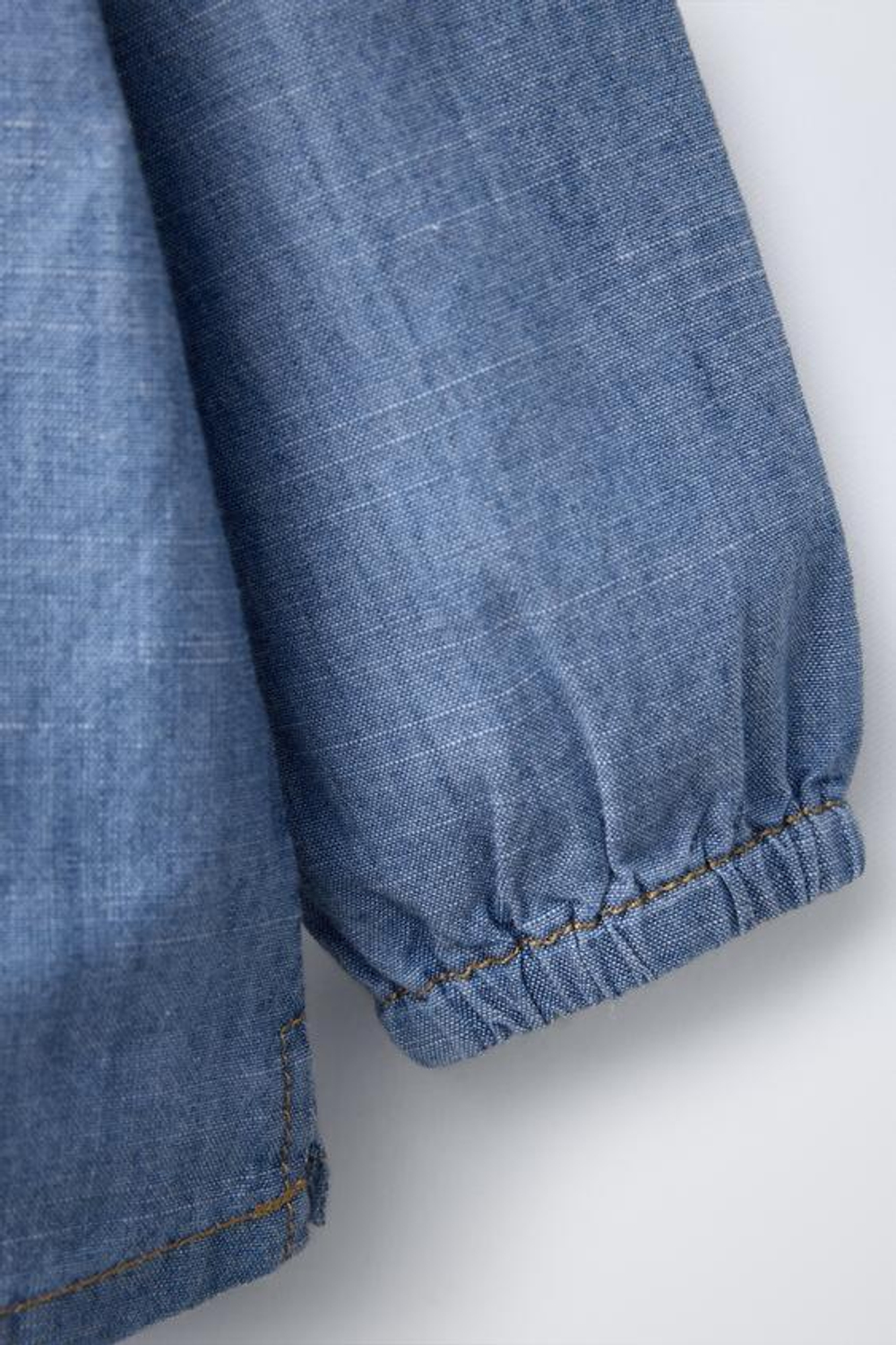 ZARA РУБАШКА ИЗ СТРУЯЩЕЙСЯ ДЖИНСОВОЙ ТКАНИ С ПУГОВИЦАМИ, ВЫЦВЕТШИЙ СИНИЙ