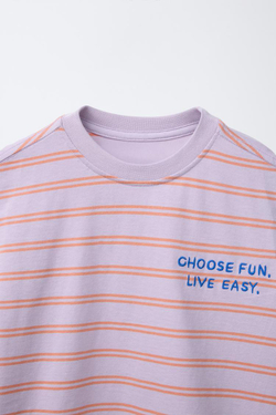 ZARA ФУТБОЛКА В ПОЛОСКУ С ВЫШИТОЙ НАДПИСЬЮ, ЛИЛОВЫЙ