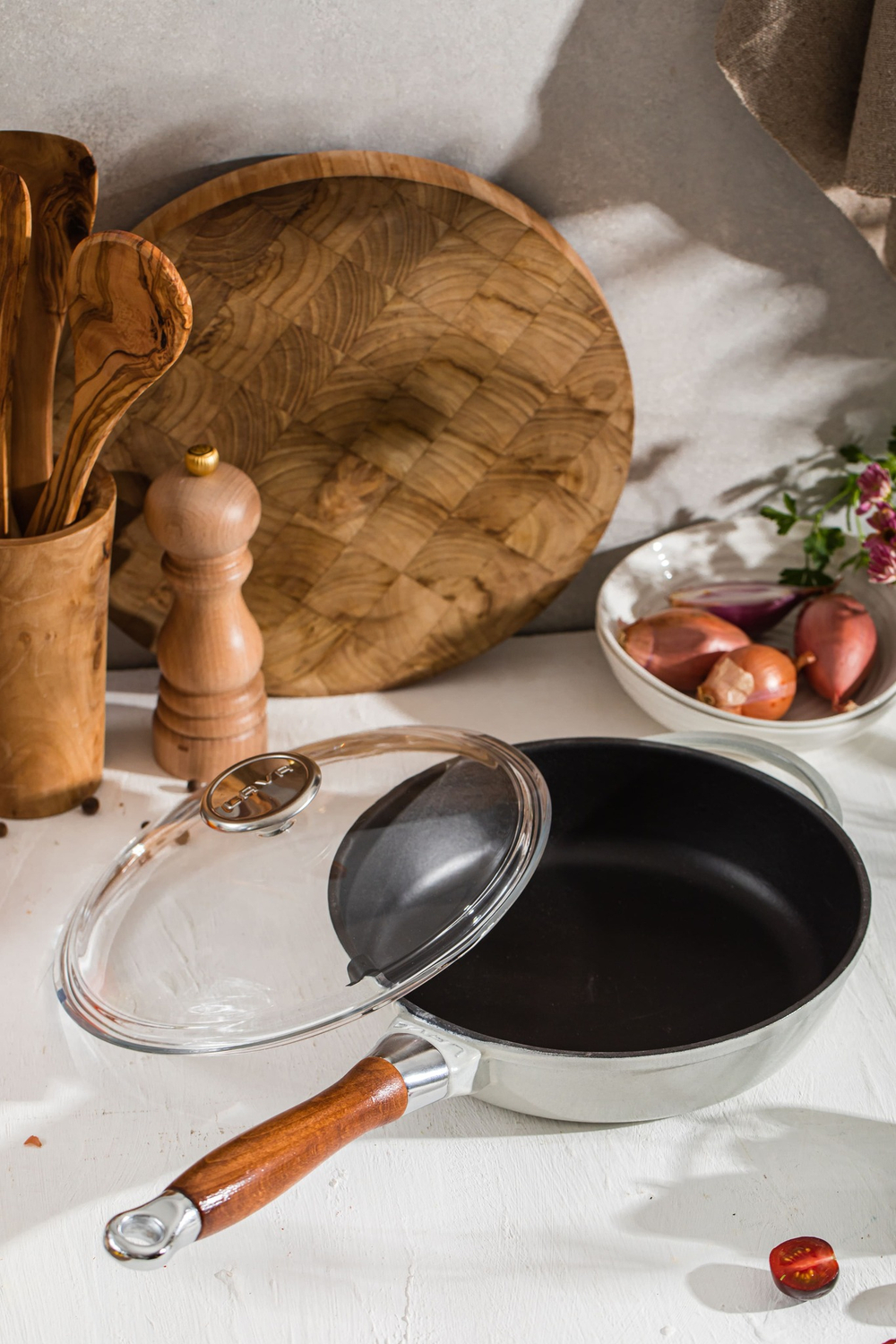 Сковорода с крышкой LAVA 24см 2л кремовая