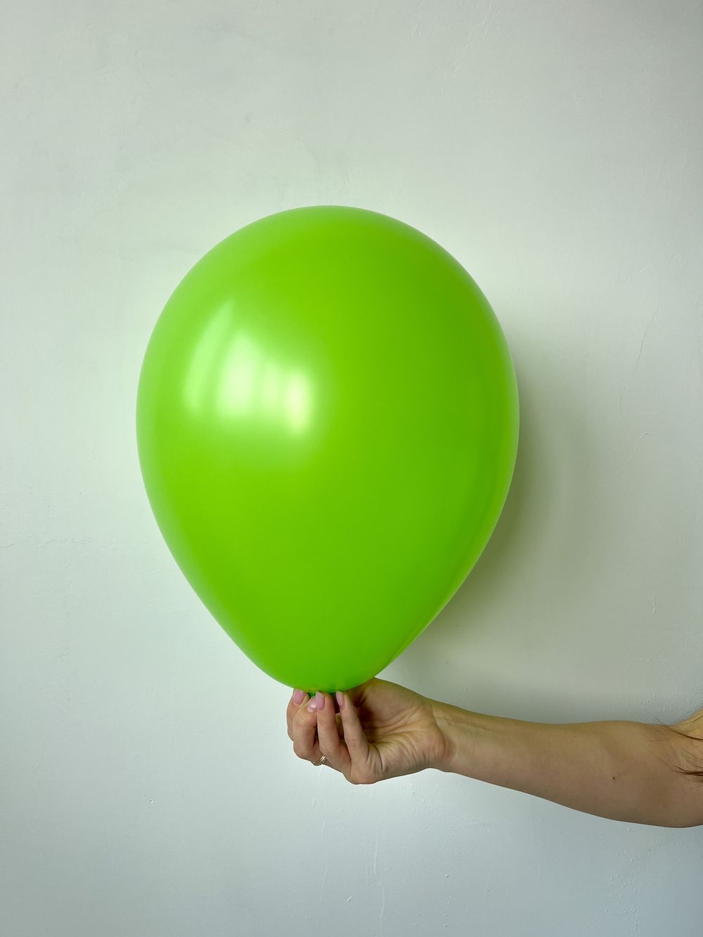 S Шар пастель 12'' / 30 см №25 ярко зеленый Лайм Липа (БГ-17)  Изображение3