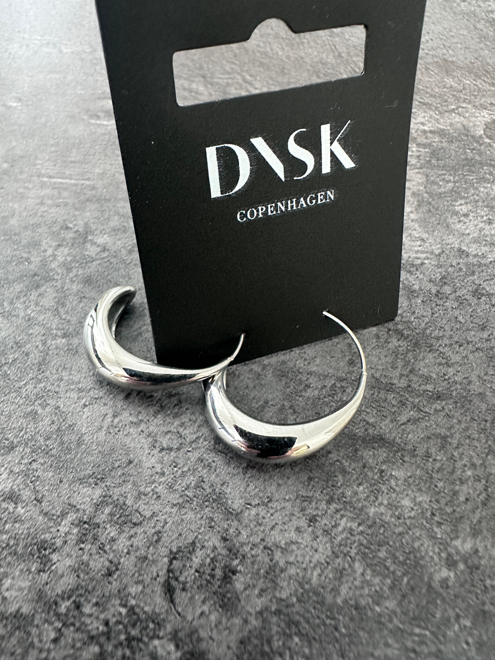 Серьги Dansk Copenhagen, Passion Waterproof, полукольца, DNSK26.1-3W2601020 (серебристый)