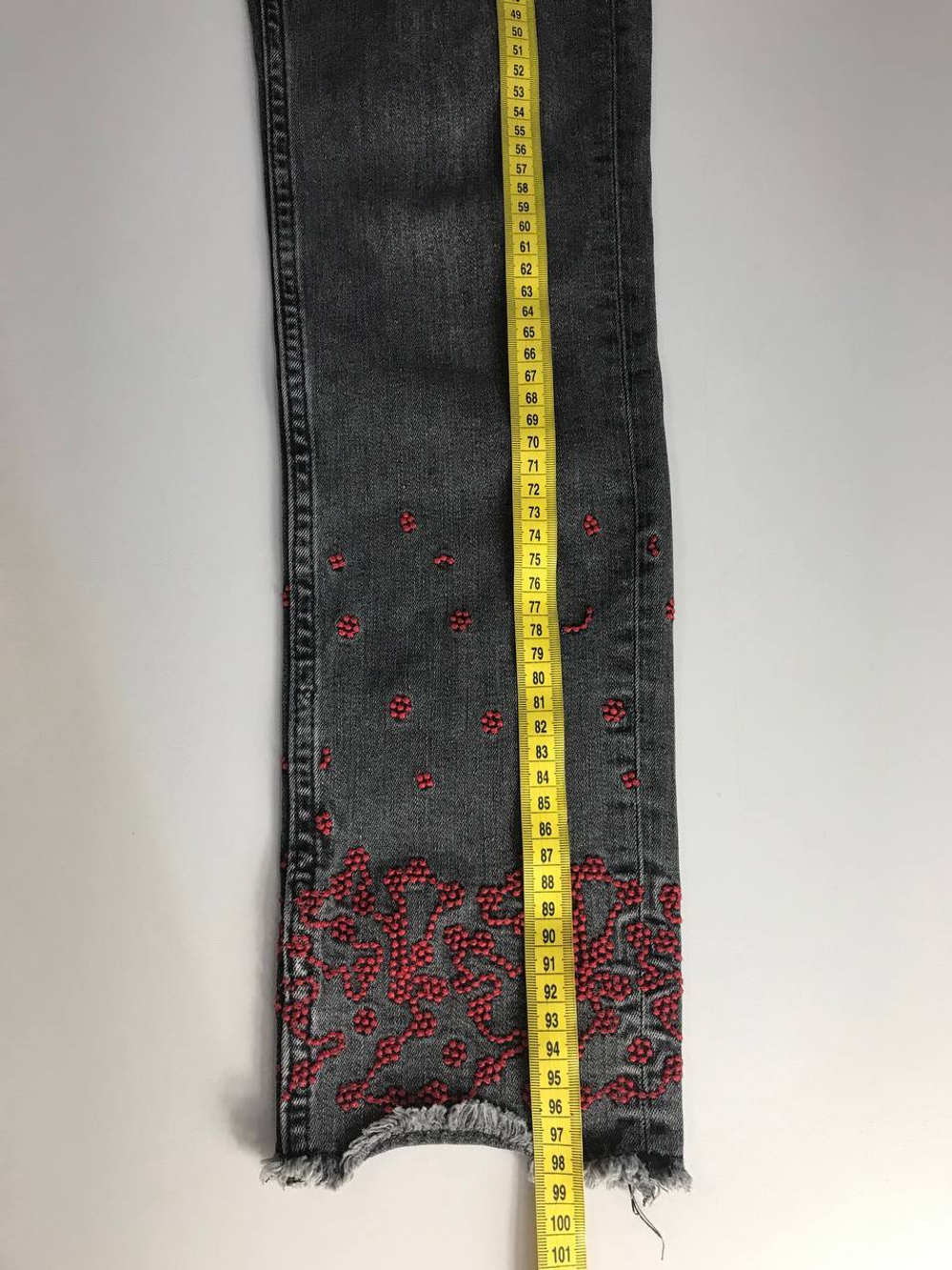 Джинсы Reserved с яркой вышивкой , маркировка 36, визуально на 42 размер