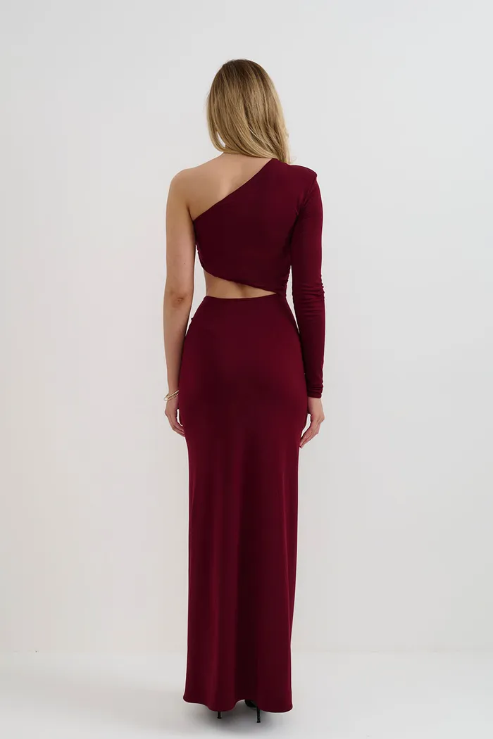 Платье на одно плечо и с вырезом цвета бордо