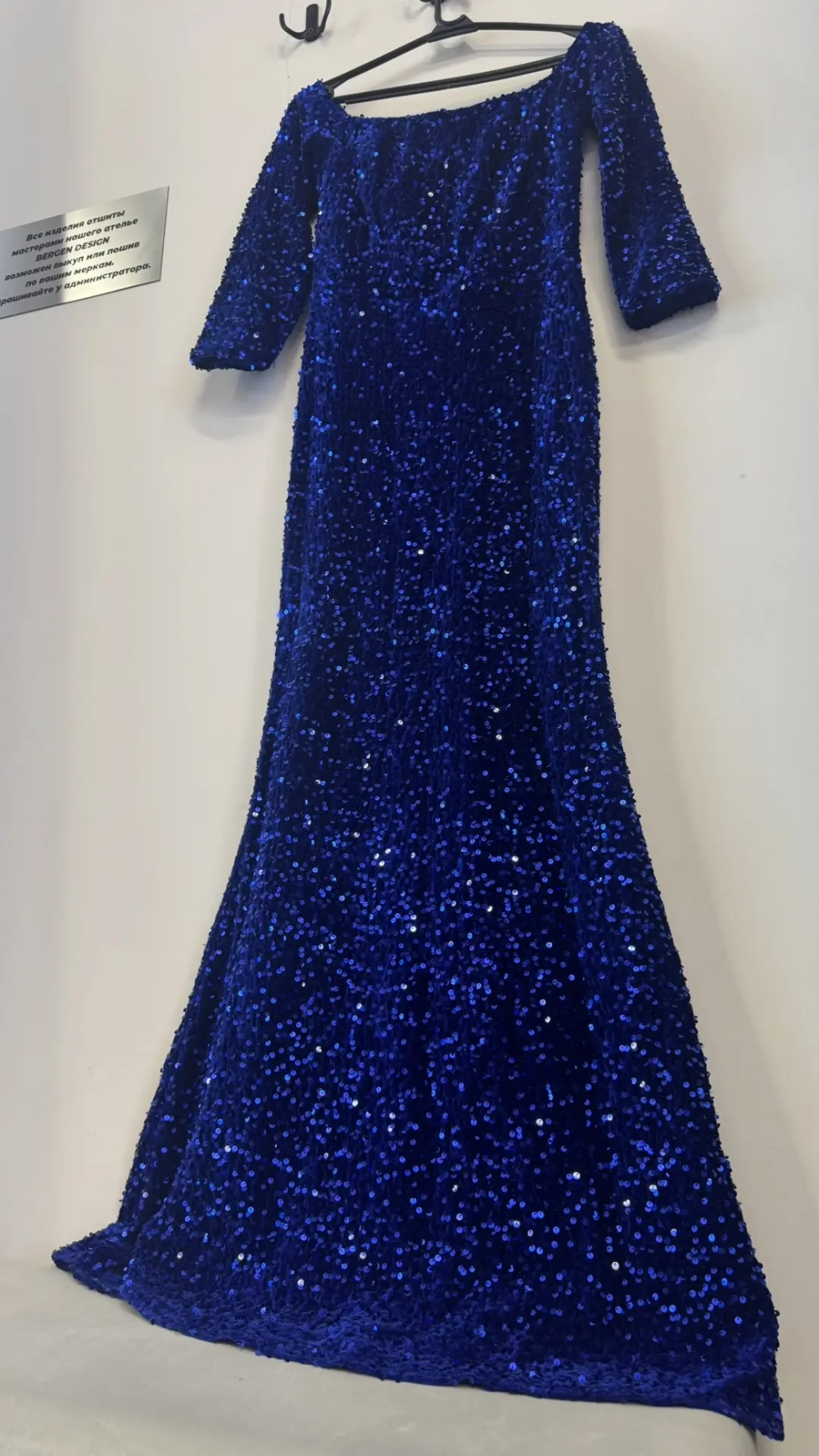 Платье с пайетками и открытыми плечами