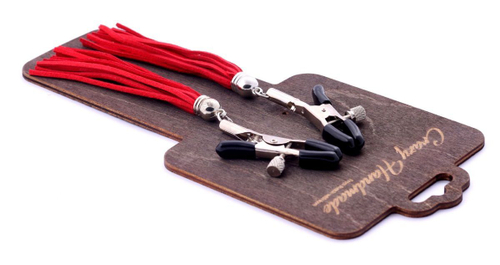 Металлические зажимы на соски с красными замшевыми кисточками