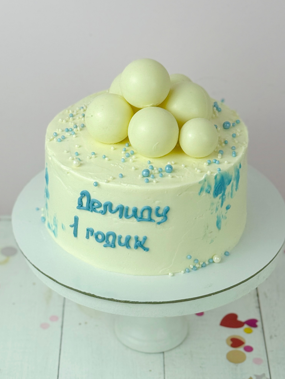 Торт мальчику на годик с белыми шоколадными шарами