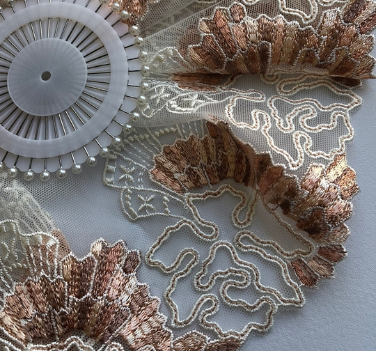 Тесьма сетка с вышивкой, крем/теракот, 22см