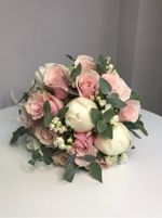 Свадебный букет из пионов, эвкалипта и одноголовых роз