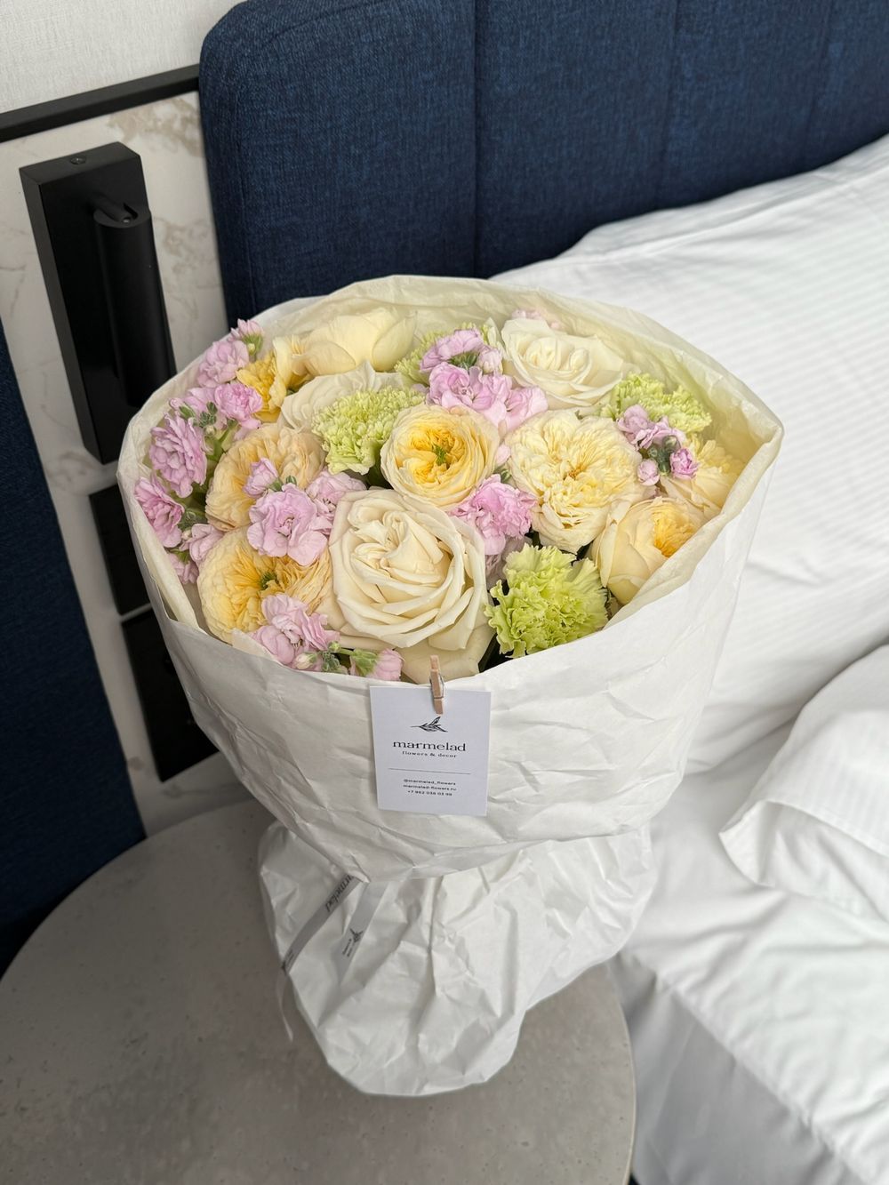 Букет из кустовых пионовидных роз, маттиолы, диантусов и одноголовых роз