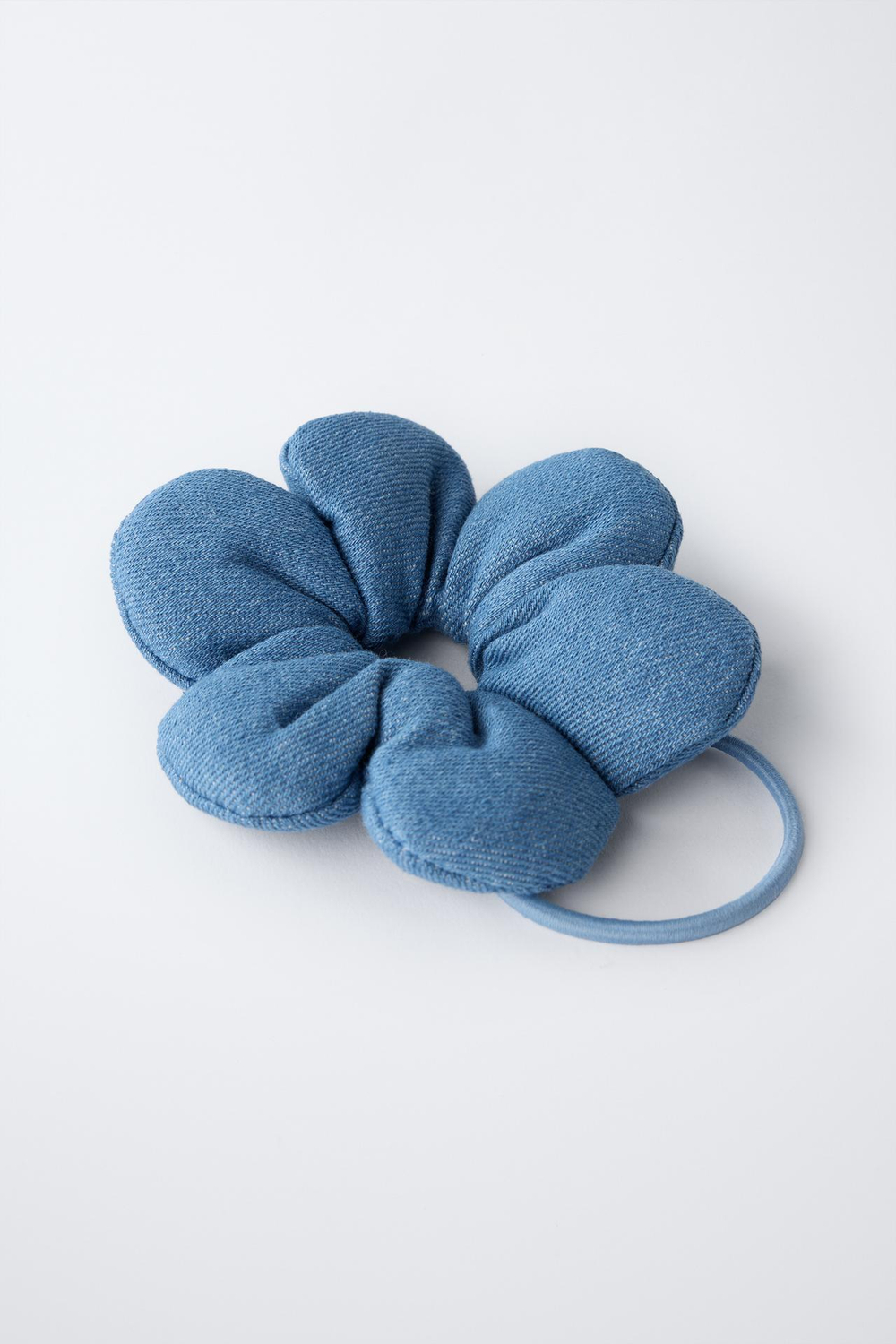 ZARA ДЖИНСОВАЯ РЕЗИНКА ДЛЯ ВОЛОС В ЦВЕТОЧЕК, СИНИЙ