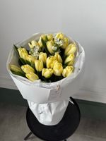 Букет из 21 лимонного тюльпана и белого оксипеталума