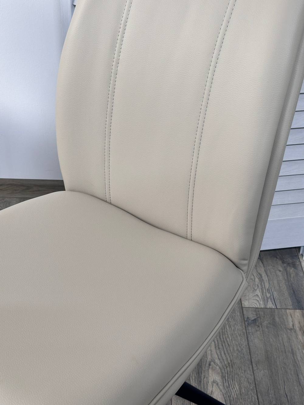 Стул М-City DISAUR Йохан (Yohan) поворотный на поворотный на 360 градусов, Hf017-02 Бежевый, Экокожа, Черный