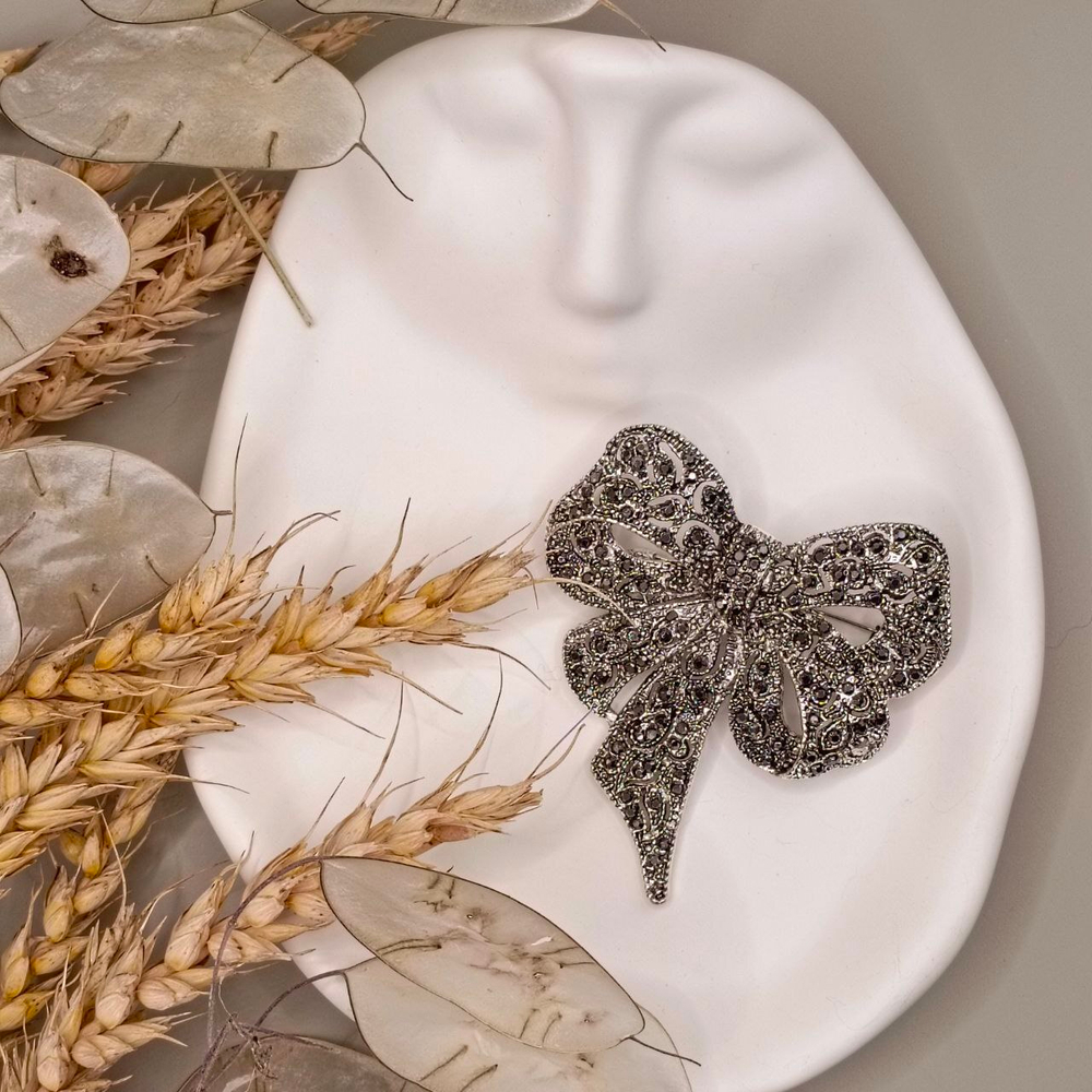 Брошь " Бант со стразами"