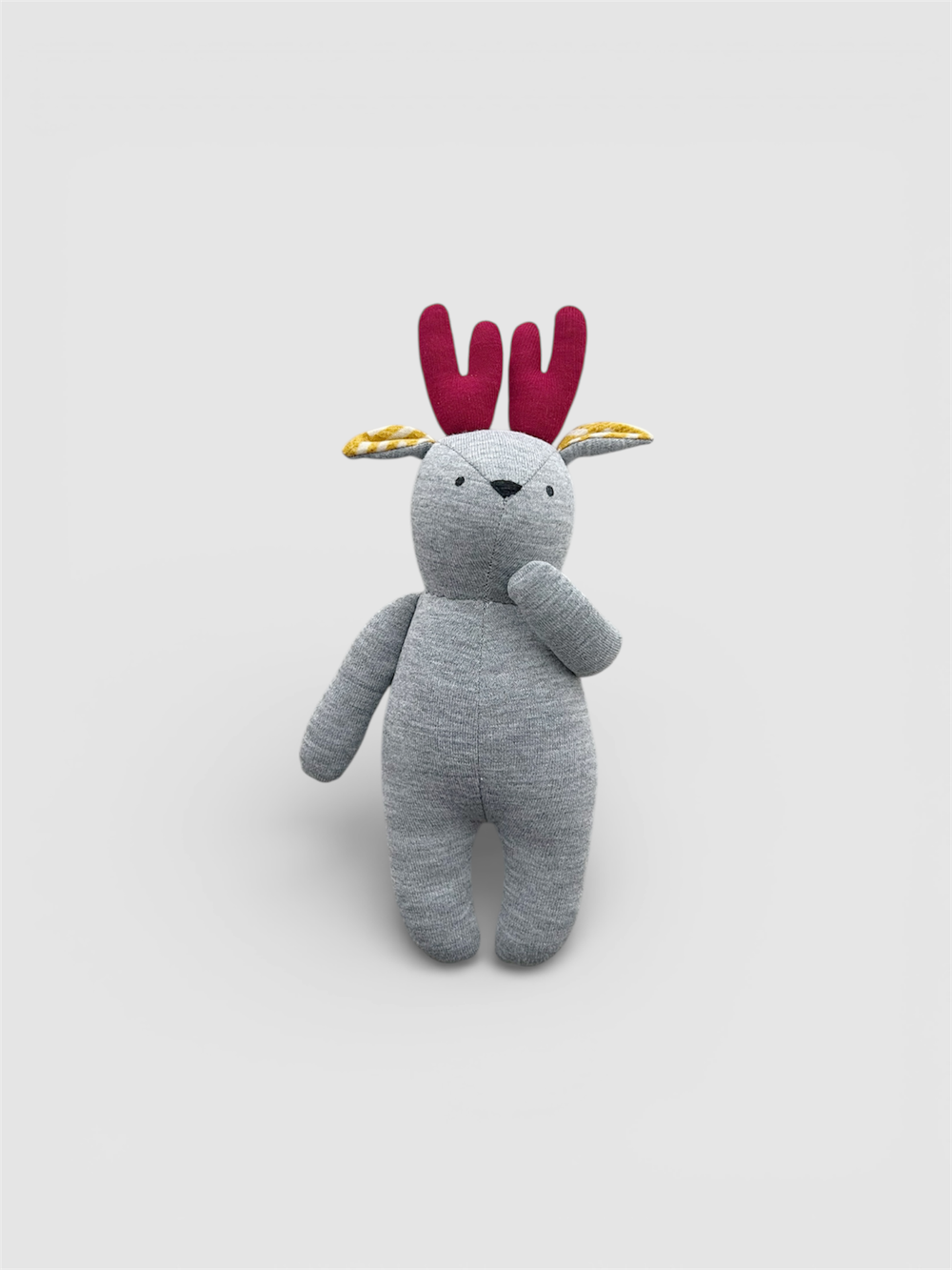 Лосик серого цвета с бордовыми рожками