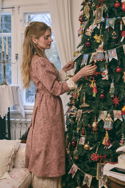 Платье с вырезом-сердечко