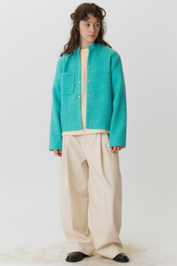 Брюки мужские со складками из молочного жаккарда