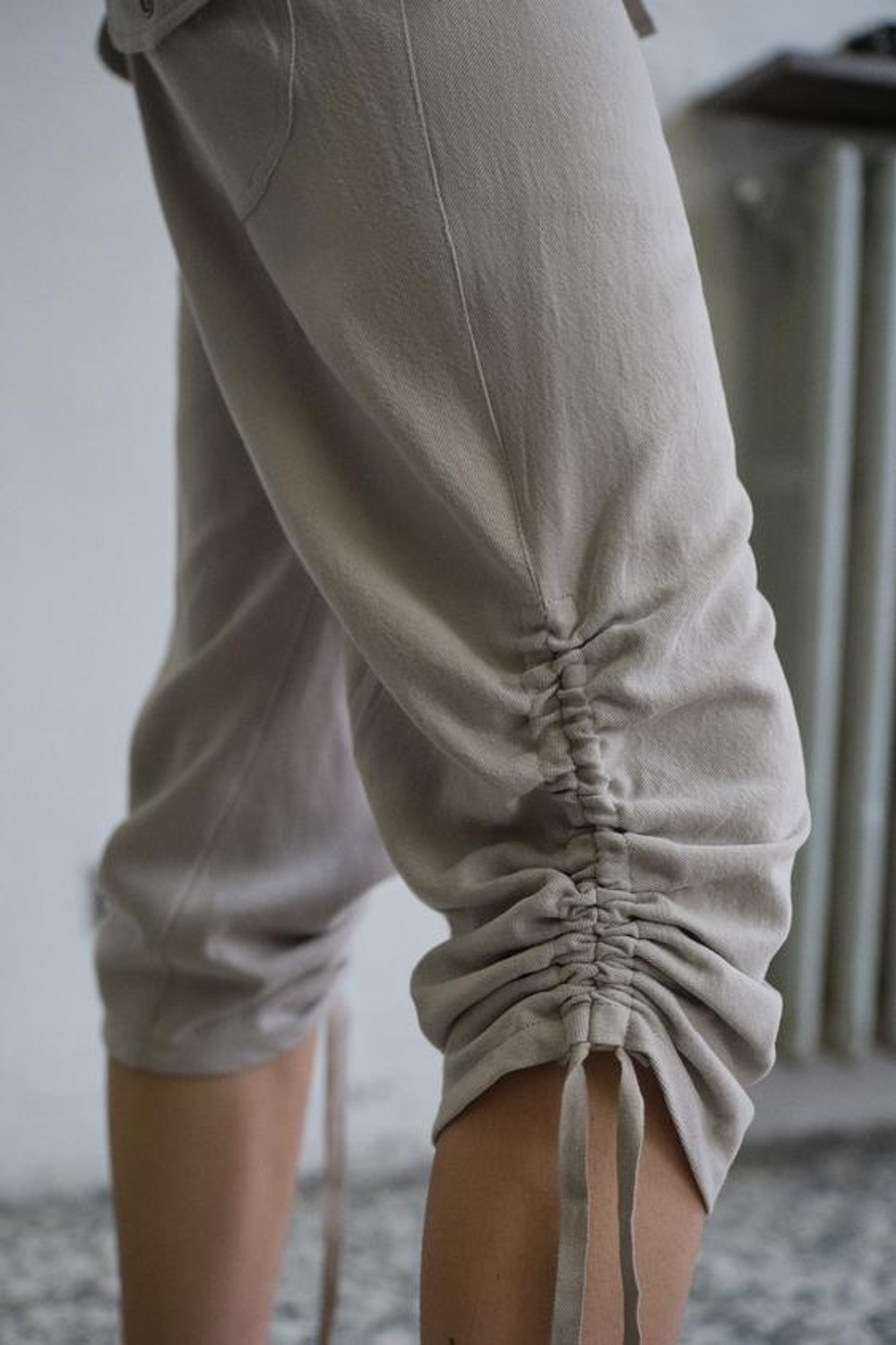 ZARA БРЮКИ КАПРИ СО СБОРКОЙ, СВЕТЛО-СЕРЫЙ