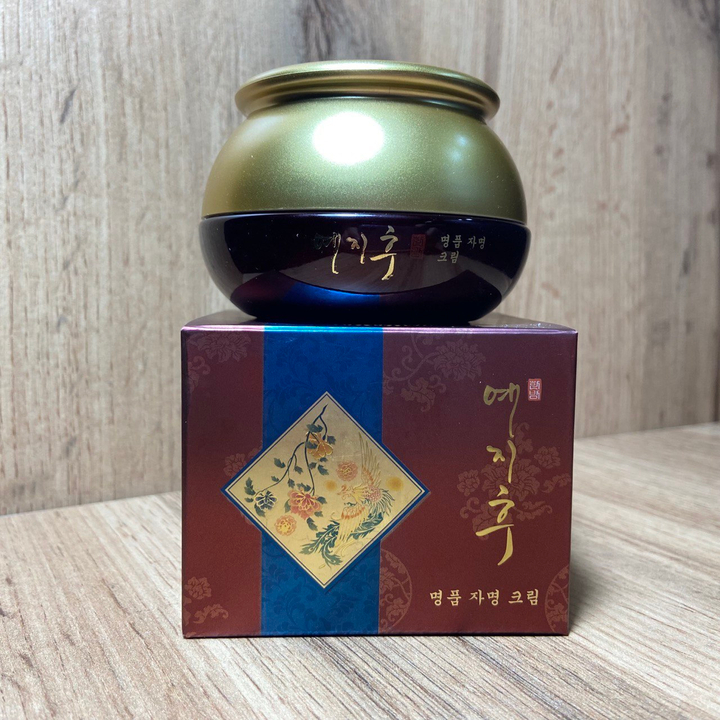 Крем для лица Bergamo Luxury Yezihu Cream с экстрактом красного женьшеня 50 г