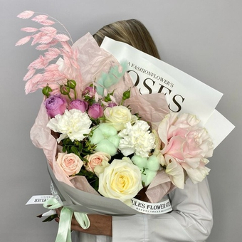 «Венецианский карнавал» букет с розами, диантусами и сухоцветами.