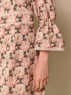 Платье с квадратным вырезом