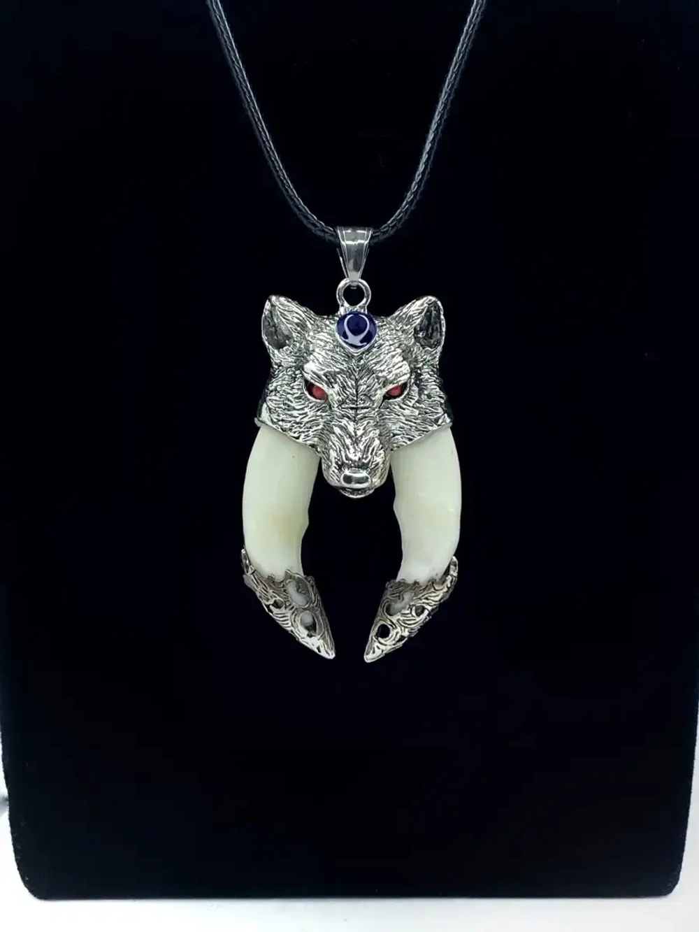 Защитный магический кулон амулет с настоящими Клыками Волка