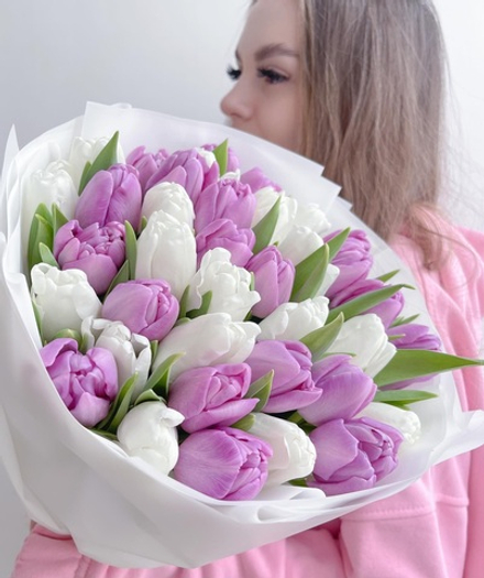 Утонченное сочетание белых и сиреневых тюльпанов в монобукете от Флора Маркет
