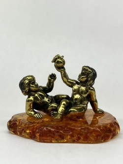 Бронзовая статуэтка на янтаре