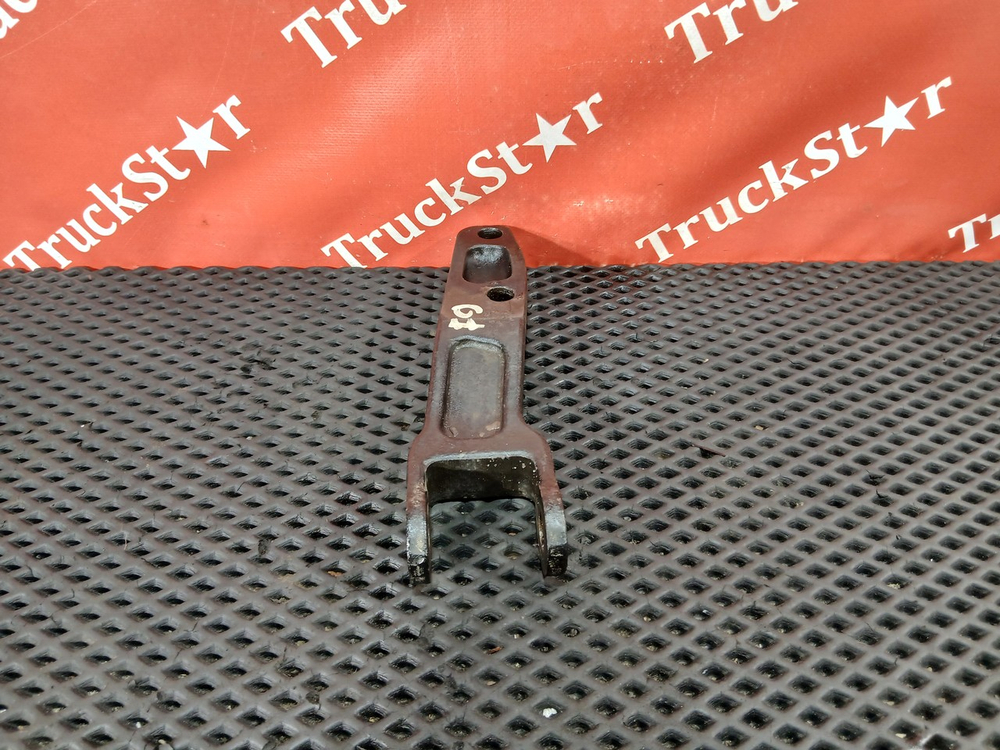 Кронштейн амортизатора нижний правый 2023г