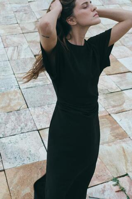 ZARA ПЛАТЬЕ ОБЛЕГАЮЩЕГО КРОЯ СО СБОРКАМИ, ЧЕРНЫЙ