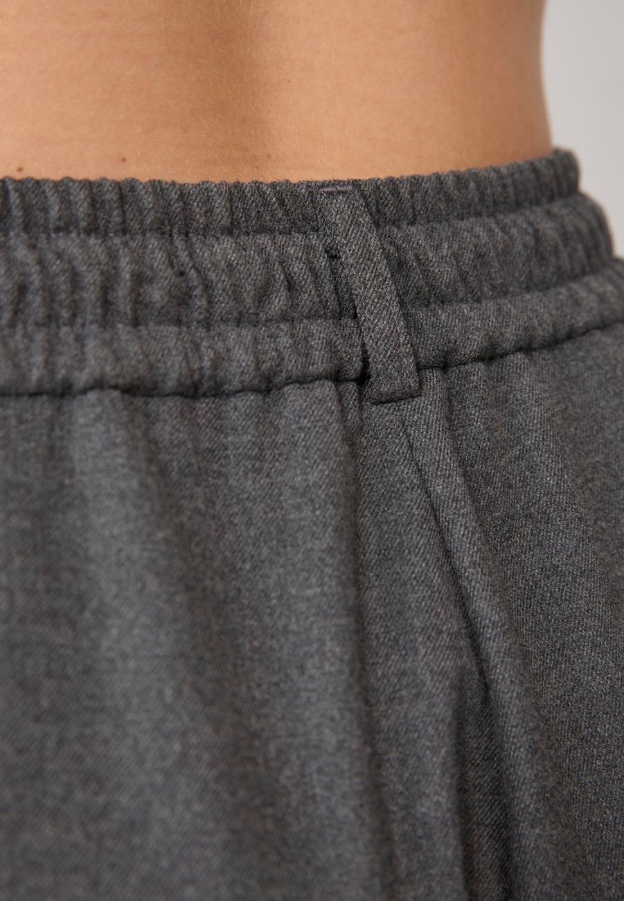 Брюки со стрелками; серый