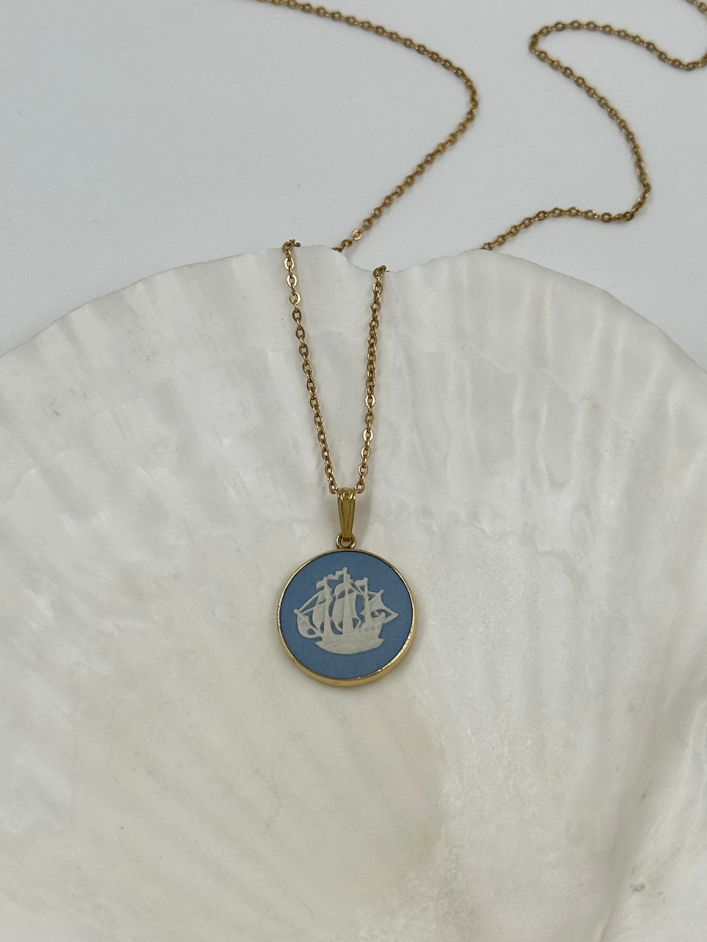 Кулон Wedgwood с парусником «The Golden Hind»