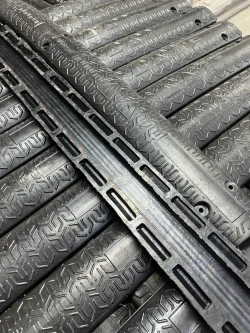 Гибкий кабель-канал для проводов (кабельный трап, капа) резиновый, черный, напольный, 1 канал 36*15 мм., 1000мм*80мм*25мм