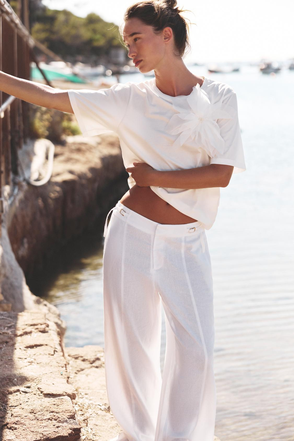 ZARA ФУТБОЛКА С ОБЪЕМНЫМ ЦВЕТКОМ, БЕЛЫЙ