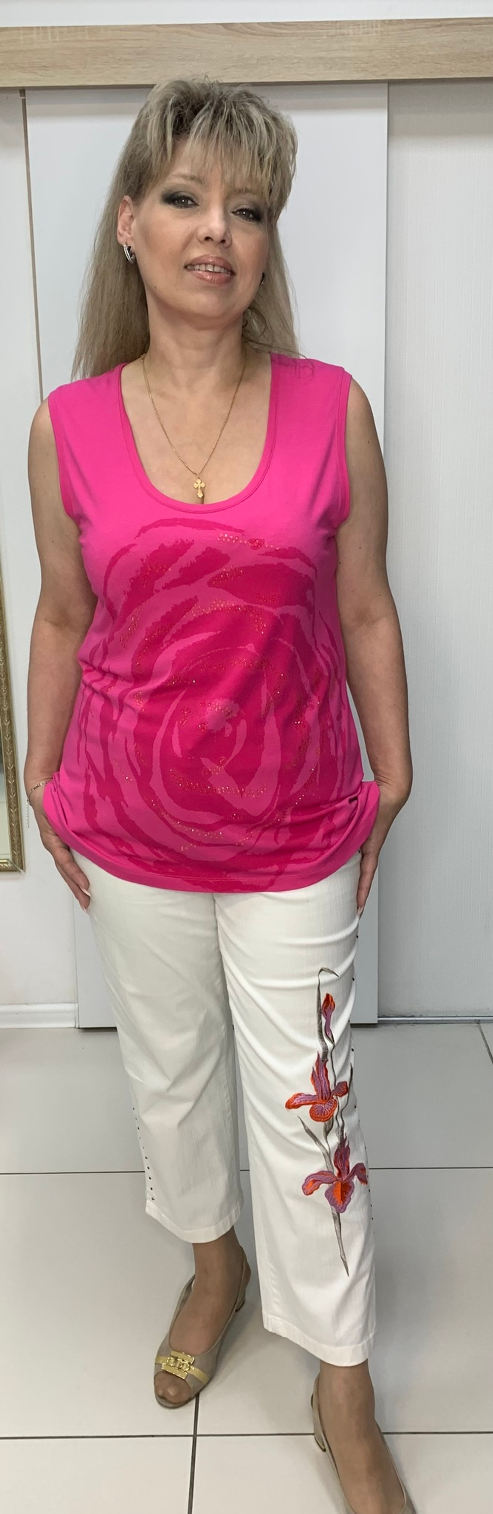 Яркая футболка-майка с  принтом из прозрачных камушков