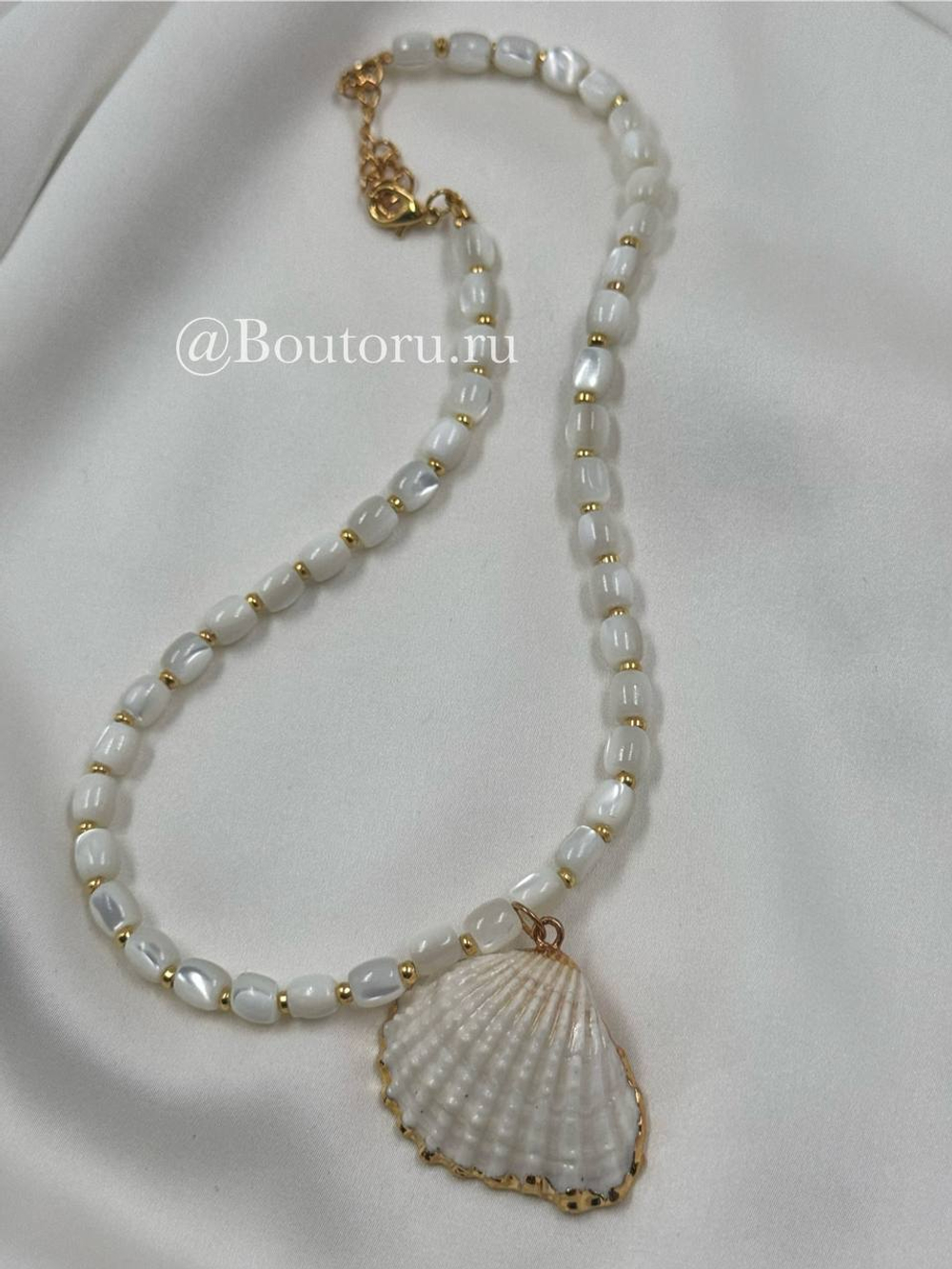 Колье из натурального перламутра с подвеской в форме ракушки