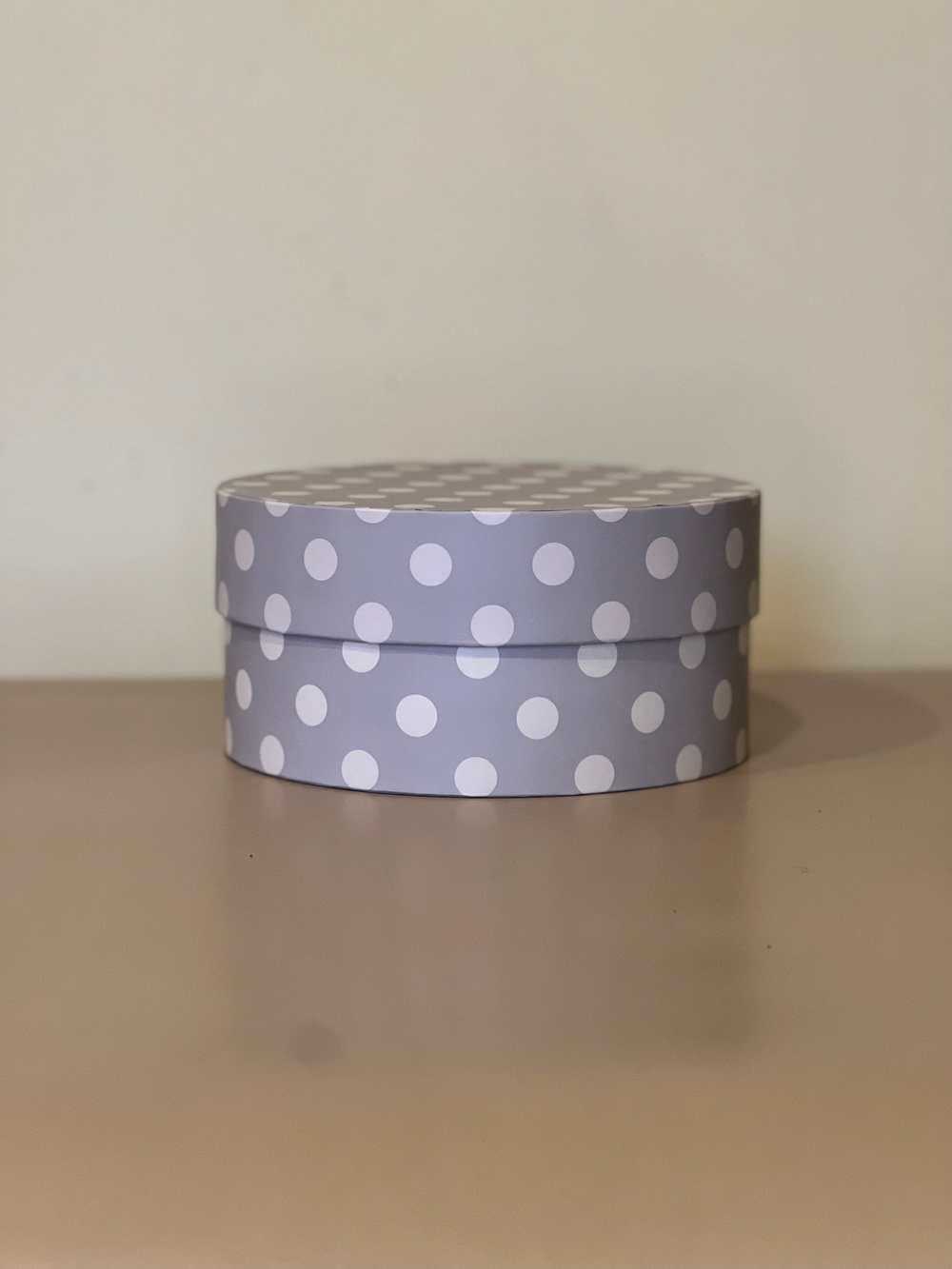 Короткая круглая коробка 18 см . Цвет: В горох . Розница 300 рублей .