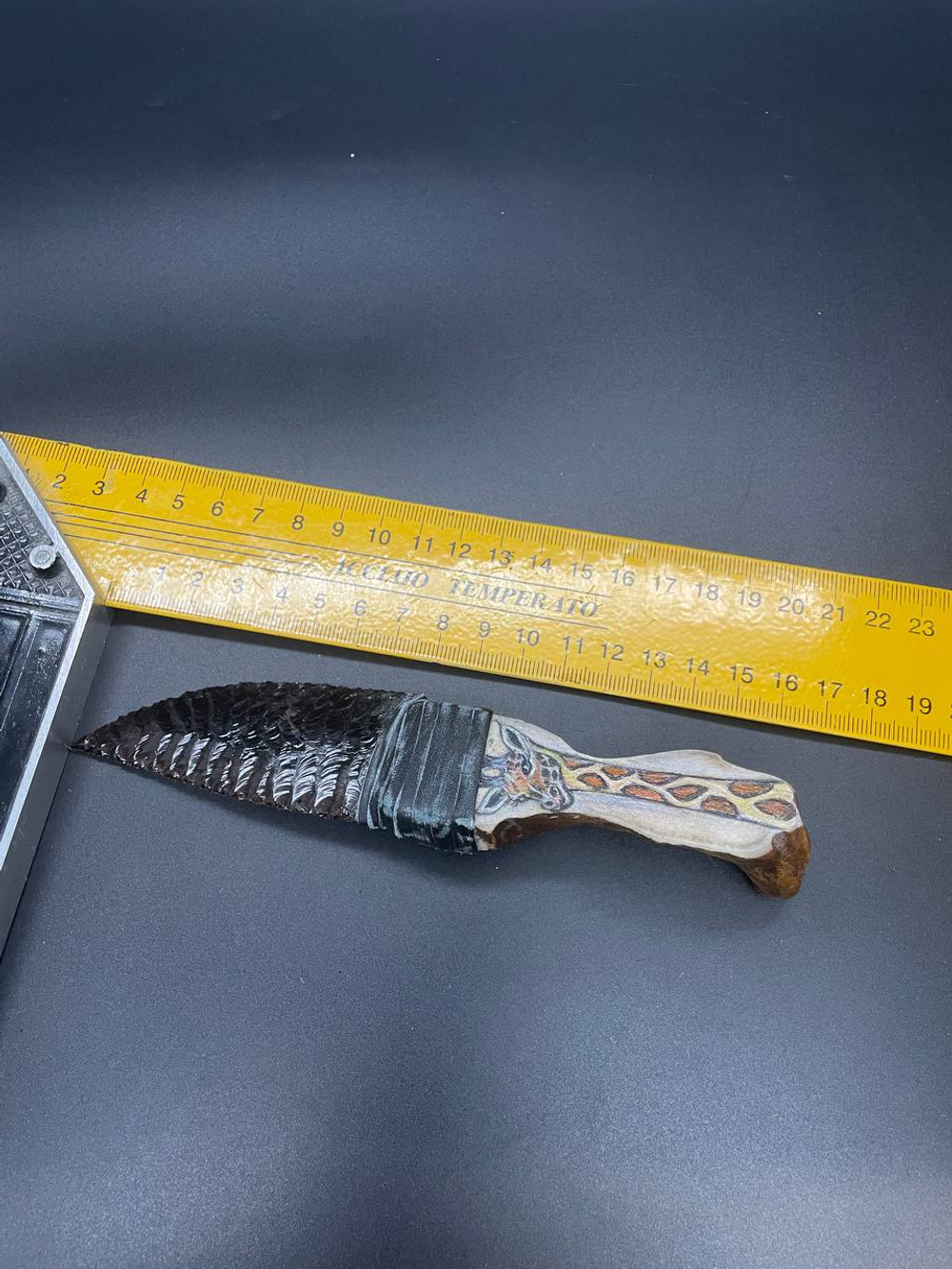 Обсидиановый нож с рукояткой из рога оленя с рисунком жирафа 17 см