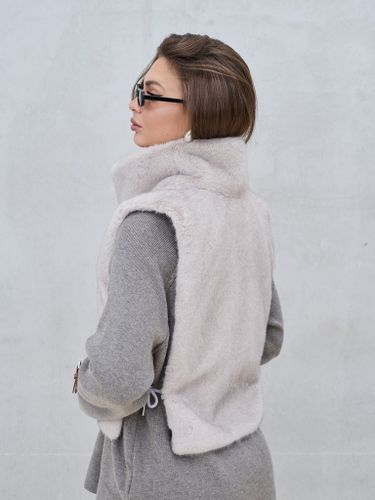 Серая манишка из эко-меха с завязками