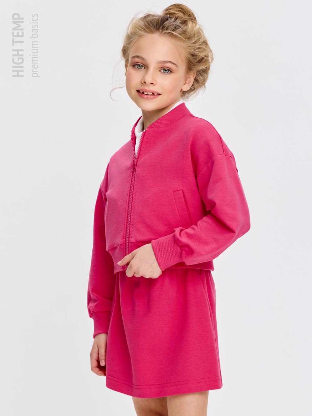 Укороченный бомбер из футера на молнии