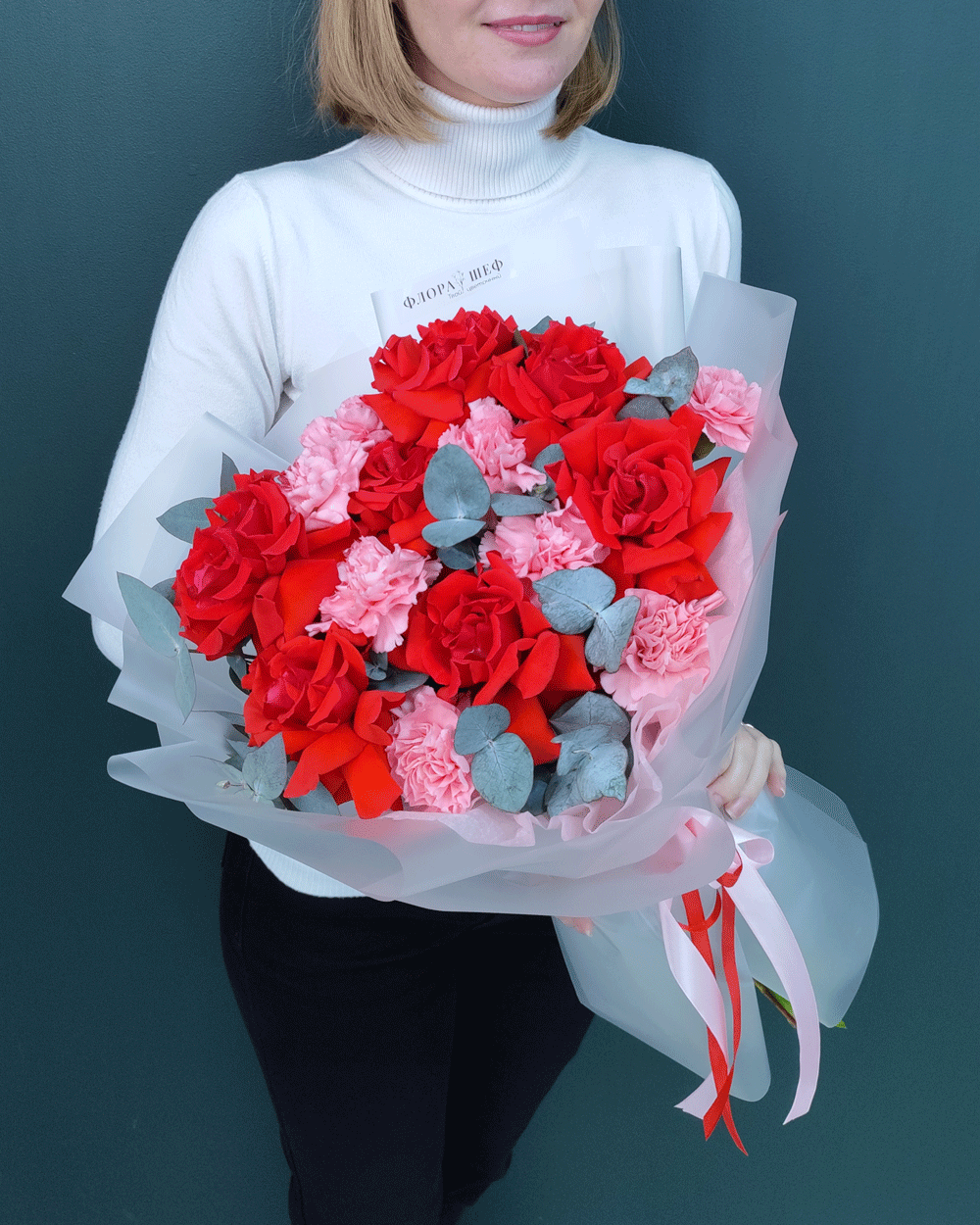 Яркий букет из Французской розы и диантусов(00436)