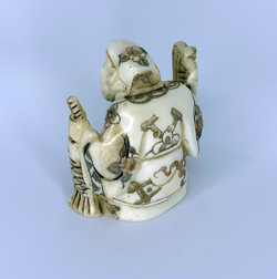 Нэцкэ Дзюродзин с огромным священным карпом и веером