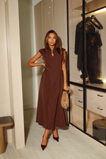 Платье в длине миди с вырезом капелька