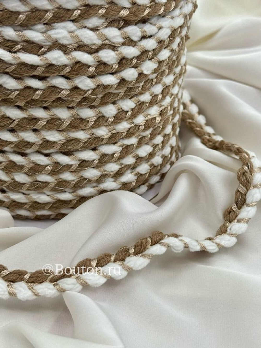 Тесьма косичка бежево-белая