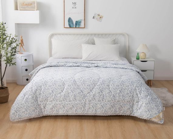 Одеяло Майя (голубая) микроволокно в сатине всесезонное