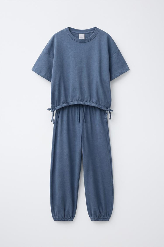 ZARA КОМПЛЕКТ ИЗ ФУТБОЛКИ С ЗАВЯЗКАМИ И БРЮК-ДЖОГГЕ, ВЫЦВЕТШИЙ СИНИЙРОВ