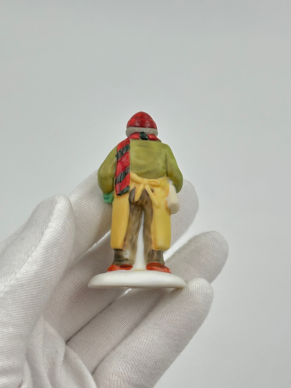 Фигурка Мужчина со свёртком Department 56