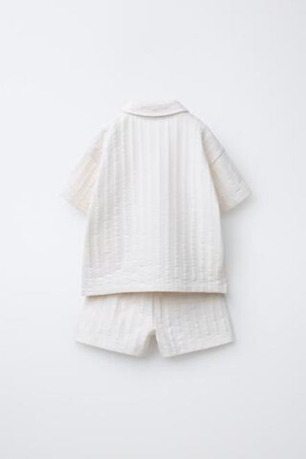 ZARA КОМПЛЕКТ ИЗ ФУТБОЛКИ И ШОРТ, ЭКРЮ