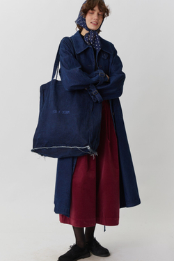 Объемный плащ из синей вареной джинсы