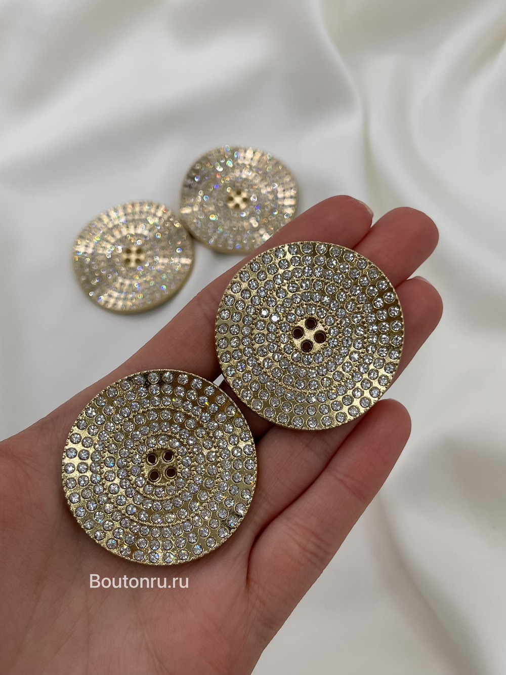 Пуговицы золотые на прокол со стразами изогнутой формы